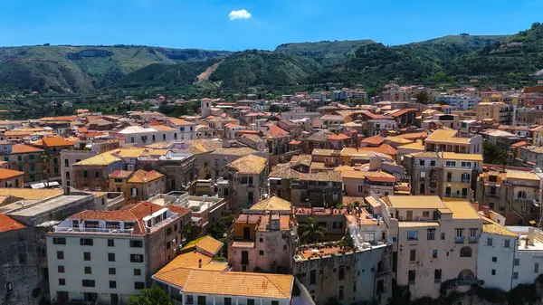Tropea 'nın havadan görünüşü, Güney İtalya Calabria' daki Tyrhenian Denizi 'ne bakan bir uçuruma tünemiş büyüleyici bir kasaba.