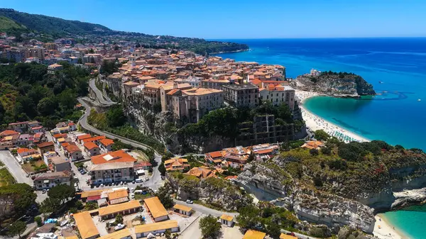 Tropea 'nın havadan görünüşü, güneşli bir yaz gününde Güney İtalya' nın Calabria kentindeki Tyrhenian Denizi 'ne bakan bir uçuruma tünemiş büyüleyici bir kasaba.