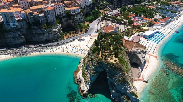 Tropea 'nın panoramik hava manzarası. Güney İtalya, Calabria' daki turkuaz Tyrhenian Denizi 'ne bakan bir uçuruma tünemiş büyüleyici bir kasaba.