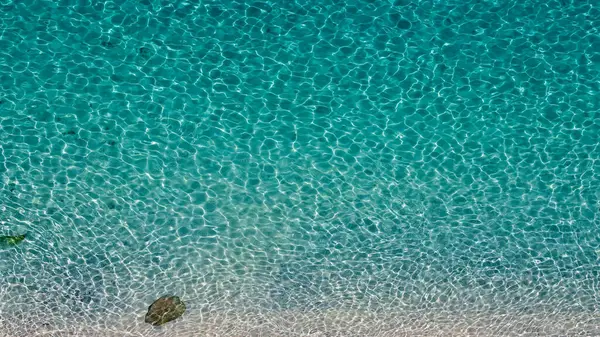 Tropea, Calabria, İtalya 'da beyaz kumlu sahili kaplayan temiz turkuaz deniz manzarası güzel bir yaz deniz manzarası yaratıyor.