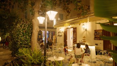 TROPEA, İTALYA - 02 Haziran 2025 - İnsanlar Tropea, İtalya 'da keyifli bir akşamda masalarda oturup içki ve sohbetin tadını çıkarıyorlar.