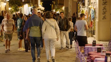 TROPEA, İTALYA - Haziran 02, 2025 - Tropea 'nın büyüleyici sokaklarında gezintiye çıkan turistler