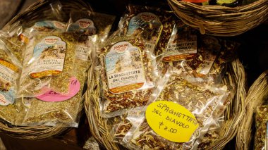 TROPEA, İtalya - Haziran 02, 2025 - Bruschetta alla calabrese ve spagetti del diavolo gibi Calabrian baharat paketleri İtalya 'nın Tropea kentindeki sepsiyonlarda satılmaktadır.