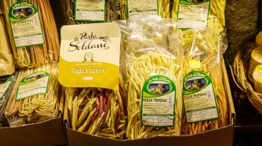 TROPEA, İTALYA - HAZİRAN 02, 2025 Tropea, Calabria 'dan renkli fileja makarna, paketlenmiş ve bir markette satılmaya hazır.