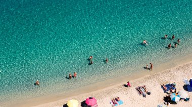 TROPEA, İtalya - Haziran 02, 2025 - Tropea, Calabria, Güney İtalya 'da yüzen, güneşlenen ve dinlenen turistlerin havadan görünüşü