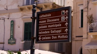 TROPEA, İtalya - Haziran 02, 2025 Tropea, Calabria, Güney İtalya 'daki ana anıtlara giden yolu gösteren kahverengi turist işareti