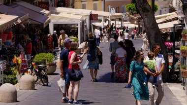 TROPEA, İTALYA - HAZİRAN 02, 2025 - Tropea, Calabria, İtalya 'da dükkan ve restoranlarla dolu bir yaya caddesinde yürüyen ve alışveriş yapan turistler