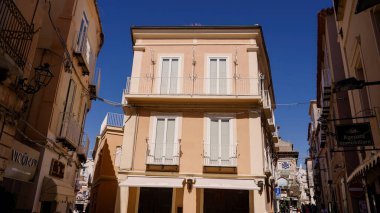 TROPEA, ITALY - Haziran 02, 2025 - İtalya 'nın güney kıyısında pitoresk bir kasaba olan Tropea, Calabria' da günışığında güneşlenen geleneksel İtalyan mimarisi