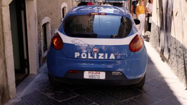 TROPEA, İtalya - Haziran 02, 2025 - Mavi Fiat Bravo polis arabası Tropea, Calabria, Güney İtalya 'da dar bir sokağa park edilmiş, halkın güvenliğini sağlıyordu