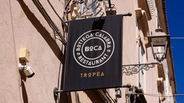 TROPEA, İTALYA - HAZİRAN 02, 2025 Tropea, Calabria 'da bir binaya asılı siyah restoran tabelası