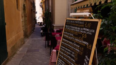 TROPEA, ITALY - Haziran 02, 2025 - Tropea, Calabria 'da bir restoranın önünde geleneksel İtalyan yemekleri ve fiyatlarını gösteren mukavva menüsü