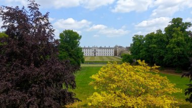 İngiltere 'deki prestijli Cambridge Üniversitesi' nin içindeki ağaçlar tarafından çerçevelenmiş Downing Koleji 'nin hava görüntüsü