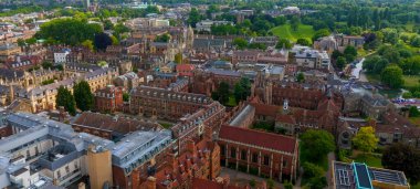 İngiltere 'de bir yaz günü Cambridge Üniversitesi kolejlerinin, binaların ve parkların panoramik hava görüntüsü