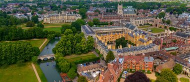 Cambridge Üniversitesi 'nin panoramik şehir manzarası tarihi üniversiteler, nehir kamerası, tekneler, köprüler, yeşil alanlar ve arka planda şehir manzarası