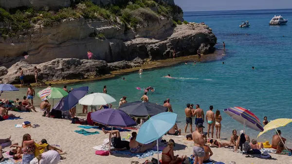 TROPEA, İtalya - Haziran 02, 2025 Tropea, Calabria, Güney İtalya 'da yaz tatilinin tadını çıkaran turistler