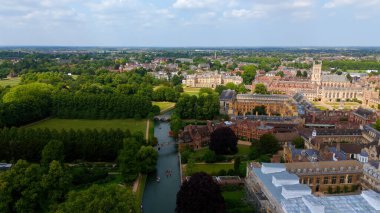 Cambridge Üniversitesi 'nin panoramik hava manzarası, River Cam, yeşil alanlar ve güneşli yaz gününde yelken açan tekneler, Cambridge, İngiltere, Birleşik Krallık