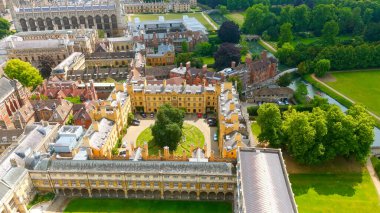 Cambridge Üniversitesi binaları ve avluları yukarıdan görünüyor, çevresindeki bahçeleri ve nehri gösteriyor.