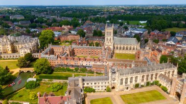 Güneşli bir yaz gününde Cambridge Üniversitesi kampüsünün havadan görüntüsü.