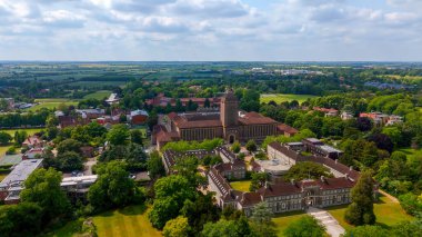 Güneşli bir yaz gününde Cambridge Üniversitesi Kütüphanesi ve çevresindeki binaların hava manzarası