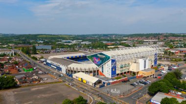 LEEDS, İngiltere - 12 Haziran 2025 - Leeds 'teki Elland Road Stadyumu' nun havadan görünüşü, Leeds United Futbol Kulübü 'nün evi, çevre kentsel manzarayı gösteriyor
