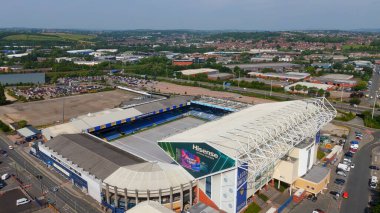 LEEDS, İngiltere - 12 Haziran 2025 - Leeds 'teki Elland Road Stadyumu' nun hava manzarası güneşli bir yaz günü Leeds United Futbol Kulübü 'ne ev sahipliği yapıyor.