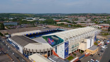 LEEDS, İngiltere - 12 Haziran 2025 - Leeds United Futbol Kulübü 'nün evi Elland Yolu' nun havadan görünüşü, aydınlık bir yaz gününde stadyumun etkileyici yapısını ve kentsel manzarasını gözler önüne seriyor.