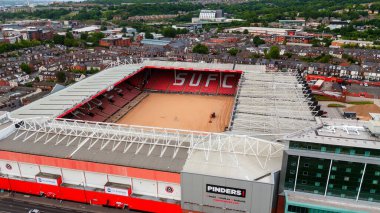 SHEFFIELD, İngiltere - 14 Haziran 2025 - İngiltere 'nin Sheffield kentindeki Bramall Lane futbol stadyumunun yüksek açılı görüntüsü,