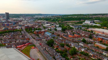 SHEFFIELD, İngiltere - 14 Haziran 2025 - Bramall Lane Stadyumu ve kentsel ufuk çizgisini gündüz gösteren Sheffield şehir manzarası, İngiltere