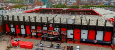 SHEFFIELD, İngiltere - 14 Haziran 2025 - Güneşli bir günde Sheffield United Futbol Kulübü 'nün evi Bramall Lane' in havadan görünüşü