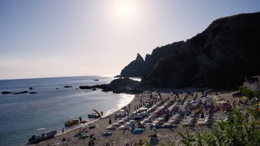 CAPO VATICANO, İtalya - 2 Haziran 2025 - Capo Vaticano, Calabria, İtalya 'da yaz tatilinin tadını çıkaran turistler