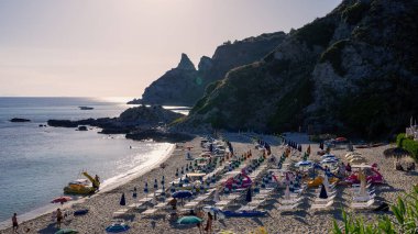 CAPO VATICANO, İtalya - 2 Haziran 2025 - Capo Vaticano, Calabria, İtalya sahilindeki plaj şemsiyeleri ve şezlongları
