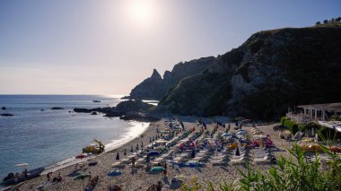 CAPO VATICANO, İTALYA - 2 Haziran 2025 - Güneş renkli plaj şemsiyeleriyle dolu plajda parlıyor ve İtalya 'nın başkenti Calabria' da yaz tatillerinin tadını çıkarıyor