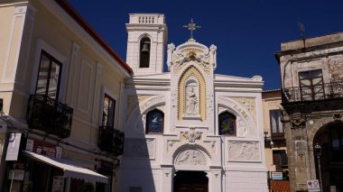 PIZZO, İtalya - 3 Haziran 2025 - Pizzo Calabro, İtalya 'da Pizzo Calabro Kilisesi' nin beyaz cephesi, açık mavi gökyüzüne karşı güneş ışığıyla yıkandı