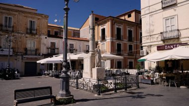 PIZZO, İTALYA - 3 Haziran 2025 - Pizzo Meydanı 'nda restoranlar ve işletmelerle çevrili, ölen Pizzo askerlerinin anıtı