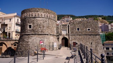 PIZZO, ITALY - 3 Haziran 2025 - Pizzo Calabro 'ya bakan Aragonese kalesi, silindirik kulesi ve taş duvarları, Calabria, Güney İtalya' da tarihi bir dönüm noktası