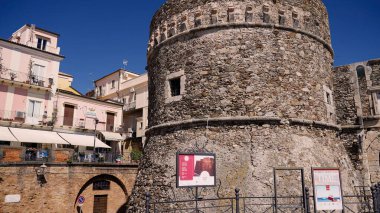 PIZZO, İtalya - 3 Haziran 2025 Pizzo Calabro 'nun açık mavi gökyüzü altındaki renkli binalarına bakan Antik Murat Kalesi