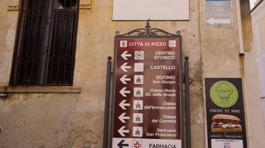 PIZZO, İtalya - 3 Haziran 2025 - Pizzo, İtalya 'daki tarihi merkez, kale, kiliseler ve diğer ilgi çekici noktaların yönlerini gösteren kahverengi turist işareti