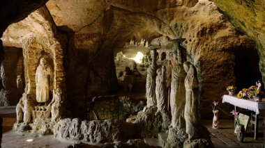 PIZZO, ITALY - 3 Haziran 2025 - Pizzo Calabro 'daki tufa taşına oyulmuş Piedigrotta mabedi içindeki Hristiyanlığı temsil eden antik heykeller