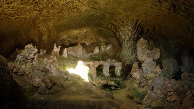 PIZZO, İtalya - 3 Haziran 2025 - Pizzo, Calabria 'daki Piedigrotta Kilisesine giren ışık, Tuff heykellerini aydınlatıyor