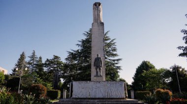 CALABRIA, İtalya - 3 Haziran 2025 Güney İtalya Calabria 'da bir halk parkında bulunan Vibo Valentia' nın şehit askerlerinin anıtı