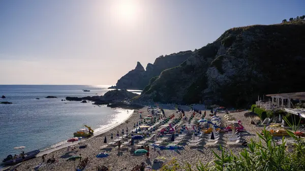 CAPO VATICANO, İTALYA - 2 Haziran 2025 - Güneş renkli plaj şemsiyeleriyle dolu plajda parlıyor ve İtalya 'nın başkenti Calabria' da yaz tatillerinin tadını çıkarıyor