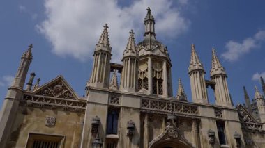 Cambridge Üniversitesi 'ndeki King' s College Şapeli 'nin mimari detayları mavi bir gökyüzünün altında zirveleri ve gotik diriliş tarzını gösteriyor.
