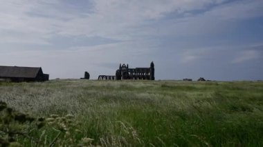 Whitby Manastırı 'nın enkazının manzarası. Kuzey York Moors Ulusal Parkı' nın sakin manzarası.