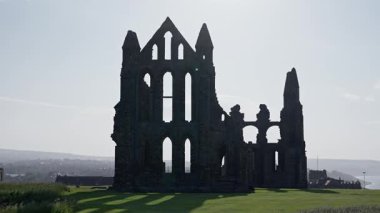 Whitby Abbey 'nin silueti Kuzey York Moors Ulusal Parkı' ndaki tarihi ihtişamını gözler önüne sererek manzaraya hakim oldu.