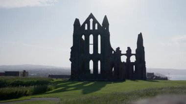 Whitby Manastırı 'nın etkileyici harabeleri İngiltere' nin Kuzey Yorkshire kentindeki Whitby kasabasına bakan bir tepede duruyor.