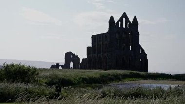 Whitby Abbey 'nin, İngiltere' nin Whitby kentindeki North York Moors Ulusal Parkı 'na bakan dramatik harabeleri, tarihle doğanın büyüleyici bir karışımı.