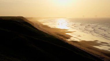 Saltburn sahilinde nefes kesen gün batımı kumlara, denizlere ve kıyılara altın bir parıltı saçıyor.