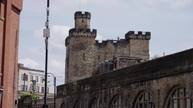 Newcastle Şatosu 'nun ortaçağ taş kalesi, İngiltere' nin Tyne kentindeki Newcastle kentsel manzarası arasında yer alan tarihi bir dönüm noktası.