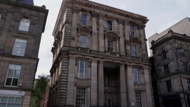 Newcastle, İngiltere 'deki eski postane binasının heybetli cephesi klasik mimarinin bir kanıtı olarak duruyor.