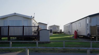 Whitby, İngiltere - 12 Haziran 2025 - Statik kervanları düzenli bir şekilde düzenlendi, manzaralı Kuzey York Moors Ulusal Parkı içinde konforlu konaklama teklif